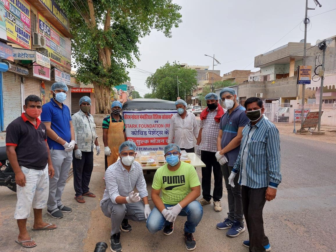 STARK Foundation volunteers distributing meal boxes during COVID 2021